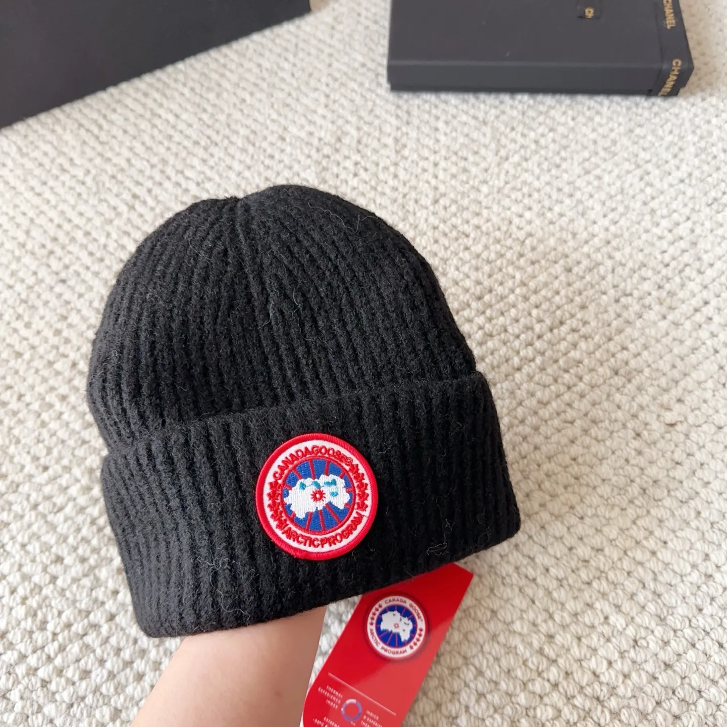 💰60 CANADA GOOSE Canada Goose winter warm cashmere cold hat. Rabbit wool material, thick feel, not easy to deform. Fashionable and versatile couple hat, imported embroidery logo, cashmere cotton yarn, sold in high quality three colors. Head circumference: 55-58cm available